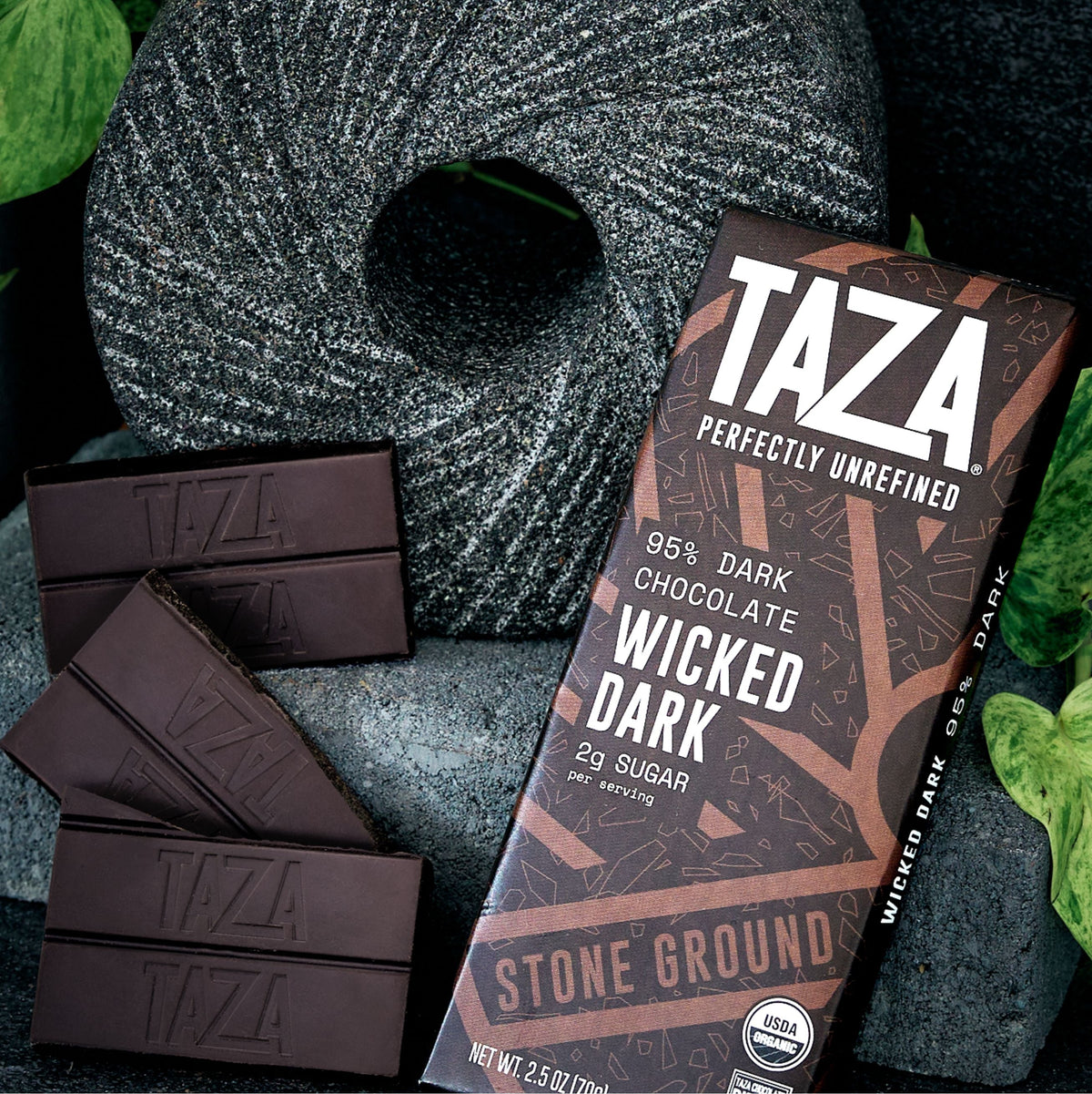 Taza Wicked Dark bar next to unwrapped chocolate