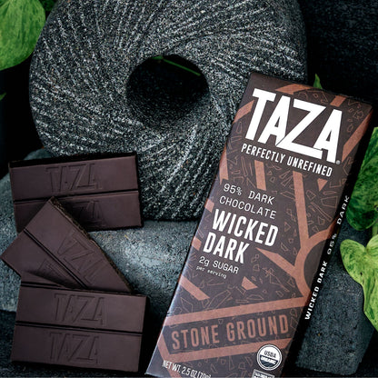 Taza Wicked Dark bar next to unwrapped chocolate